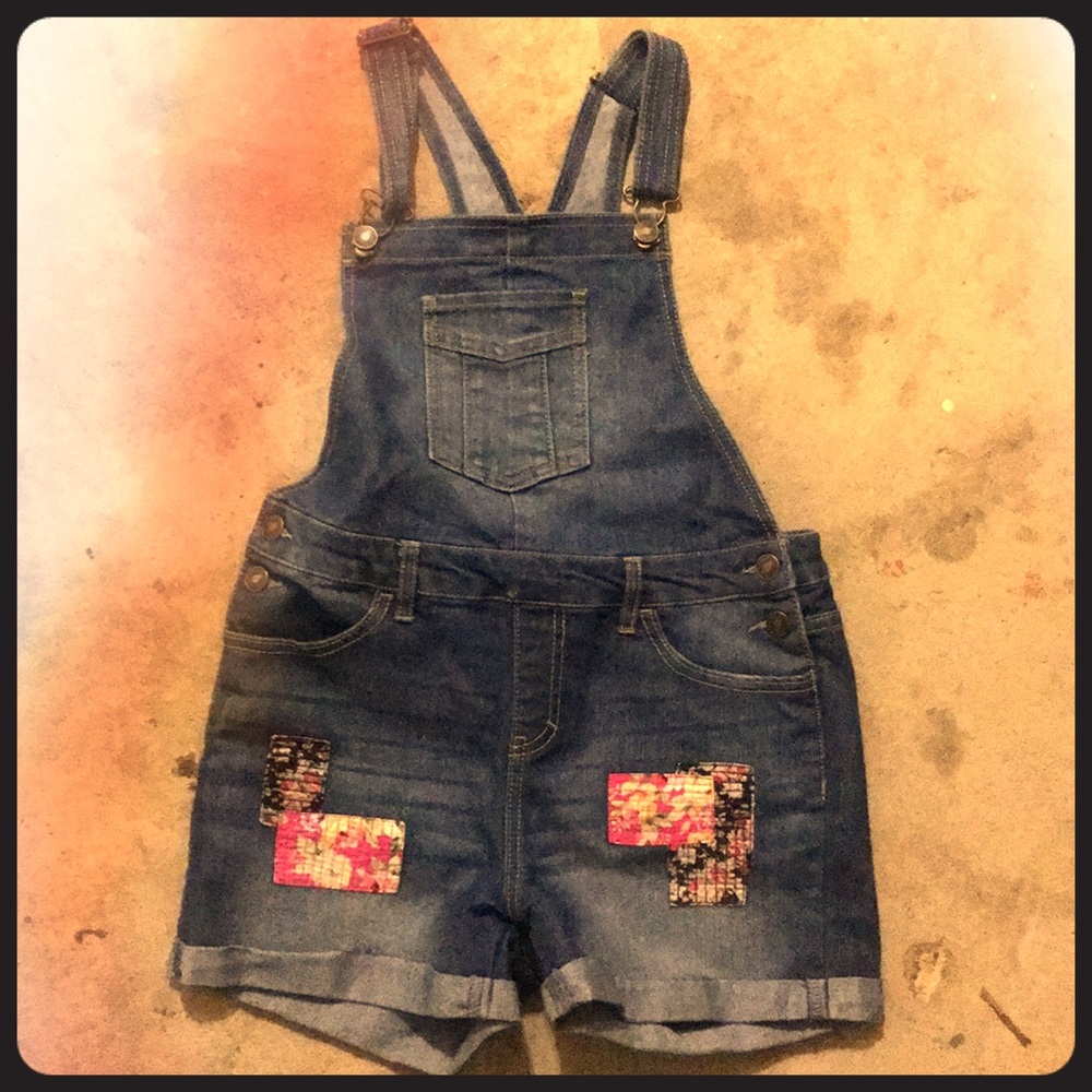 Overall shorts with floral patches and buttons